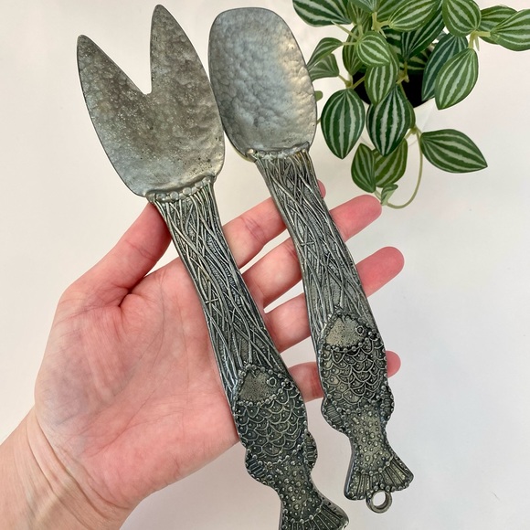 Stunning Pair Of Vintage Hammered Pewter Fish Serving Utensils - Picture 9 of 10
